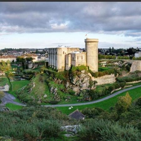 Apartamento La Maison Des Remparts Falaise  Exterior foto