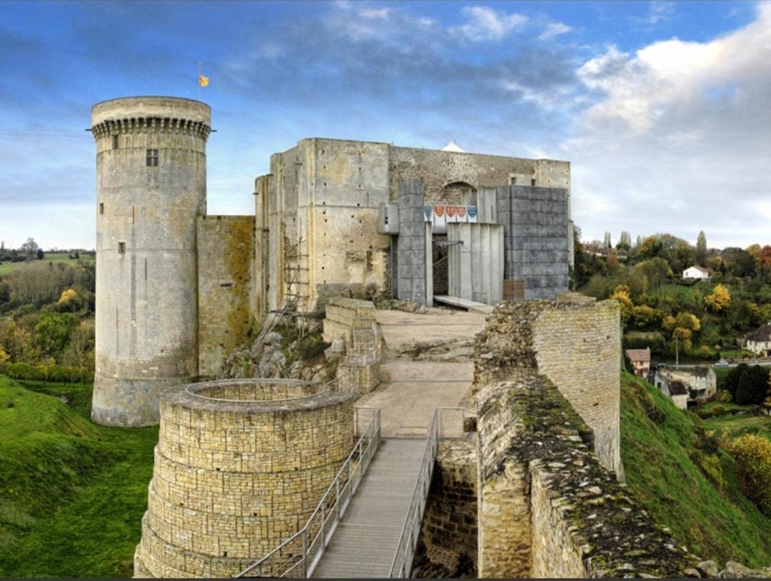 Apartamento La Maison Des Remparts Falaise  Exterior foto