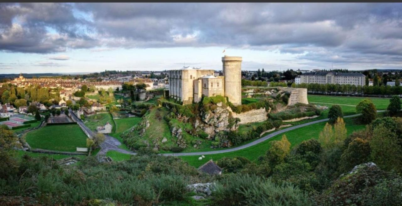 Apartamento La Maison Des Remparts Falaise  Exterior foto